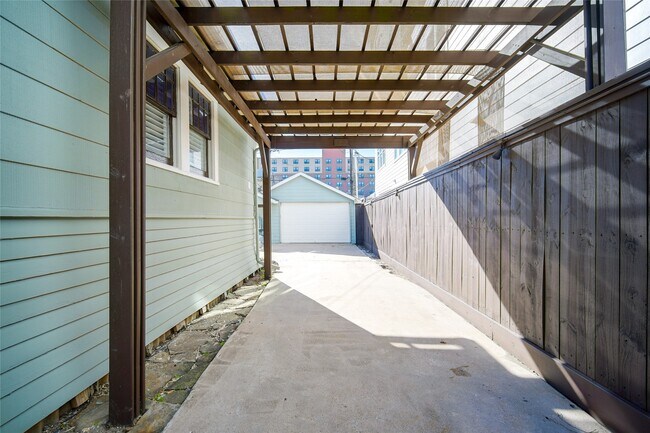 Building Photo - 312 W 20th St