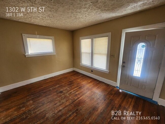 Building Photo - 1302 W 5th St