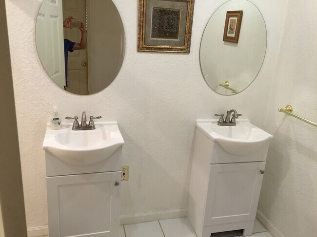 Building Photo - 1838 Coolcrest Way