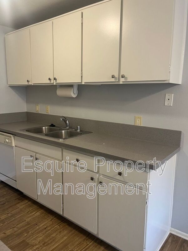 Building Photo - 951 Warwick Ave