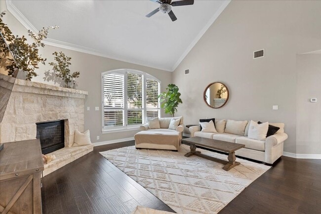 Building Photo - 4 Bedroom 3.5 Bath Heights At Stone Oak Subdivision