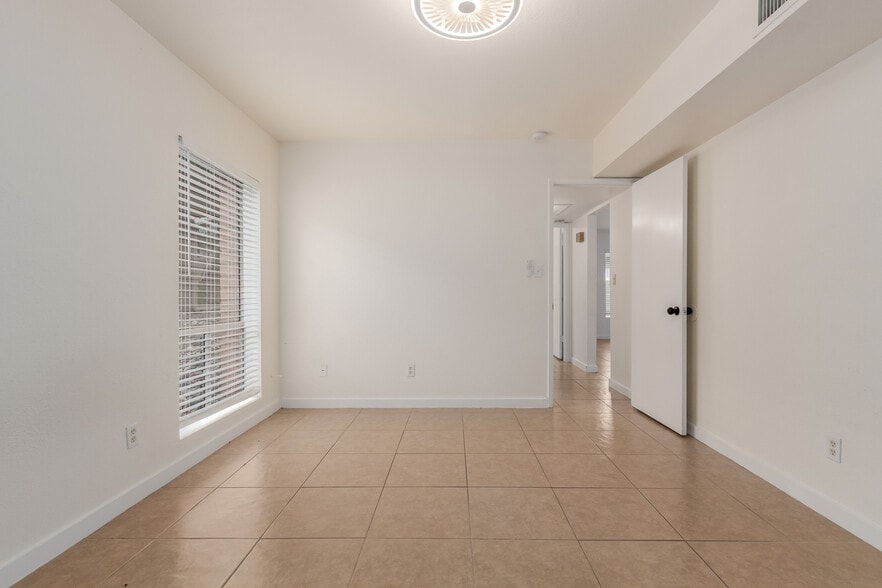 Building Photo - 925 W Peoria Ave