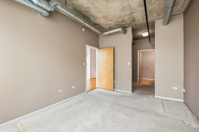 Building Photo - 700 W Van Buren St