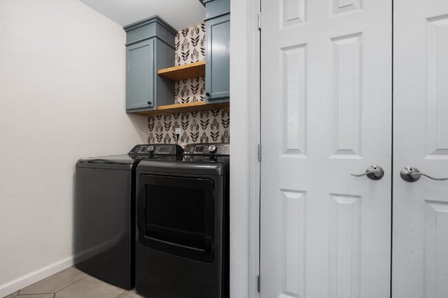 Building Photo - *RESERVED - Contact Us to Submit A Backup App!* Fully Renovated 4BR/2.5BA Gem in Sought-After Ben...