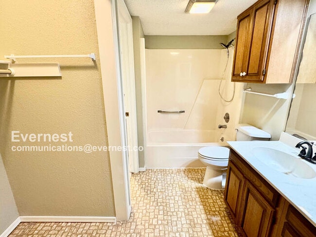 Building Photo - Lovely 2-Bedroom Home with Modern comforts...