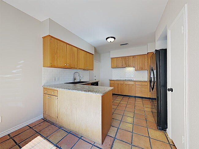 Building Photo - 402 Tuam St