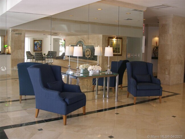 Building Photo - 2625 Collins Ave
