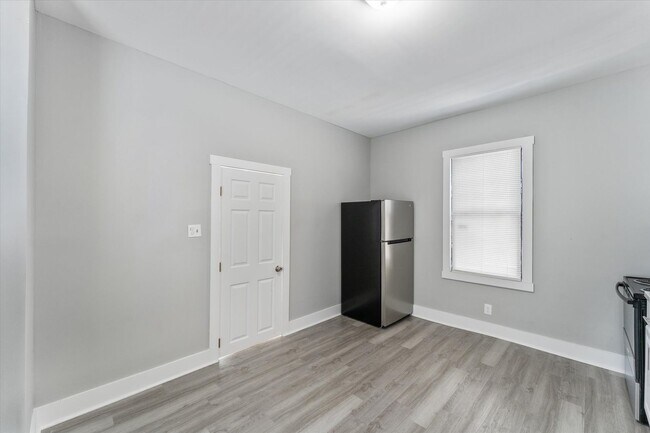 Building Photo - 1020 W 37th St