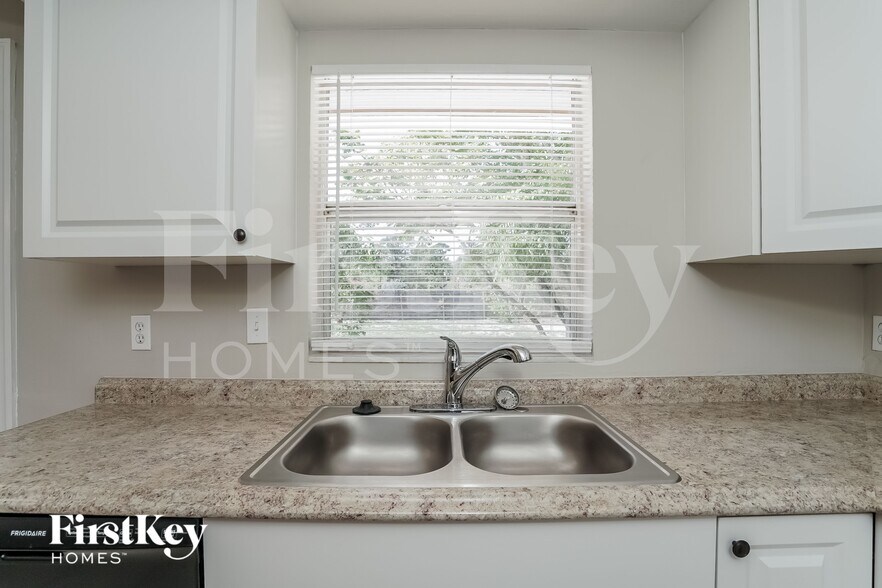 Building Photo - 4311 5th St W