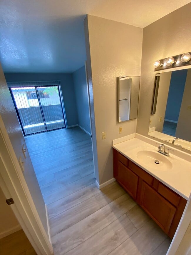 Building Photo - Spacious Two Bedroom Two Bath Condo in Tempe