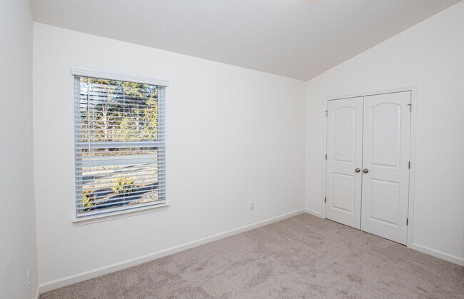 Building Photo - BEAUTIFUL 2 Bedroom Townhome in MIDLAND AVAILABLE JUNE 2026