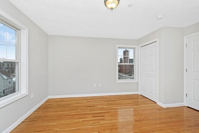 Building Photo - 260 Main St