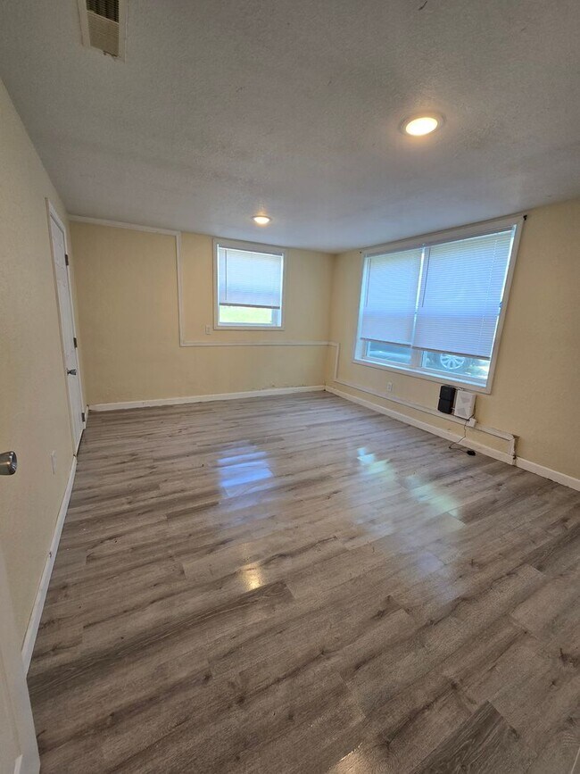 Building Photo - 1504 June Ln