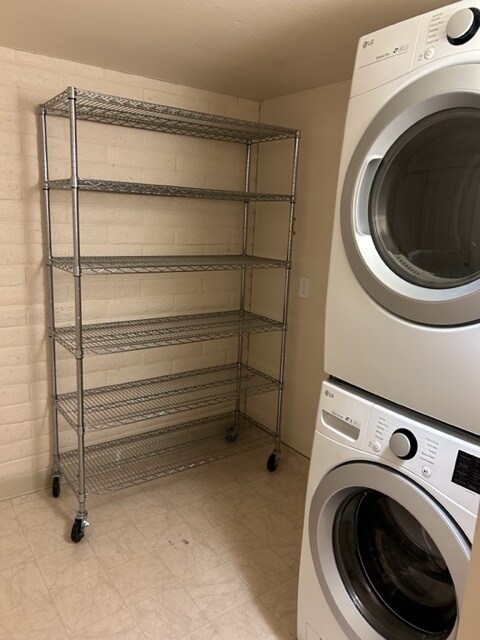 Building Photo - 120 Country Club Dr