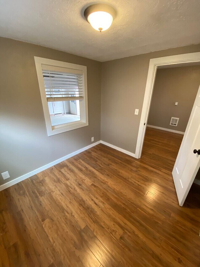 Building Photo - 20th St SE Duplex