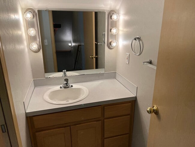 Building Photo - 2 bedroom apartment in a great neighborhood!