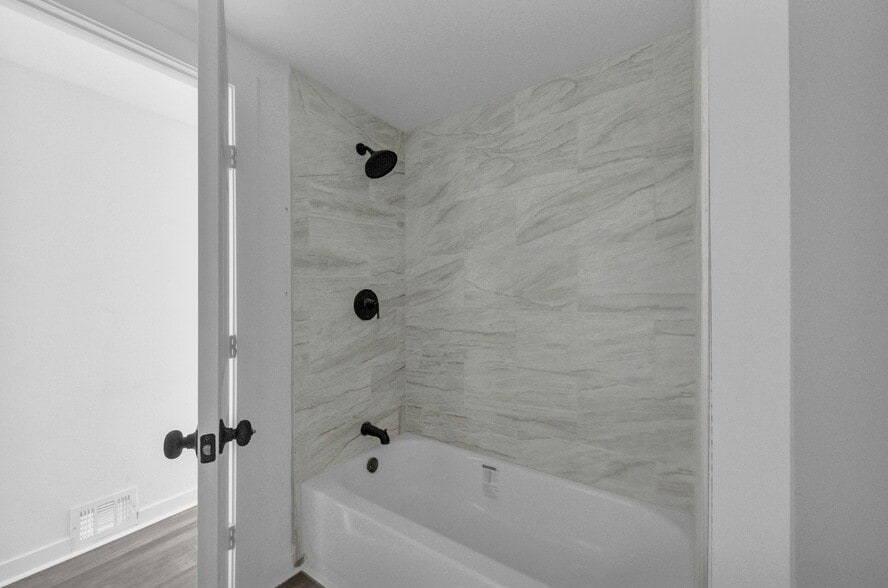 full modern bath - 4531 Park Ave