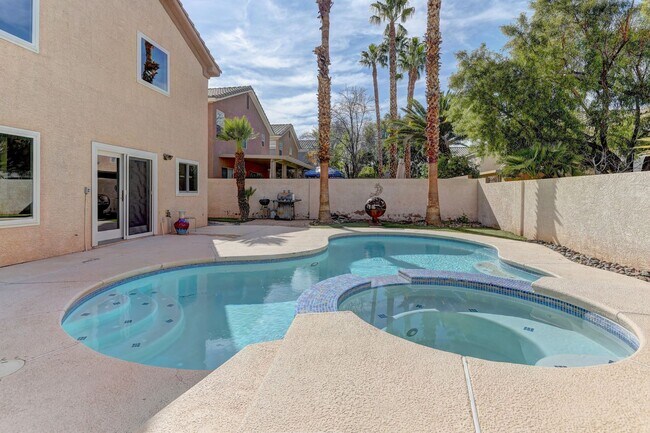 Building Photo - Beautiful remodeled home with pool!