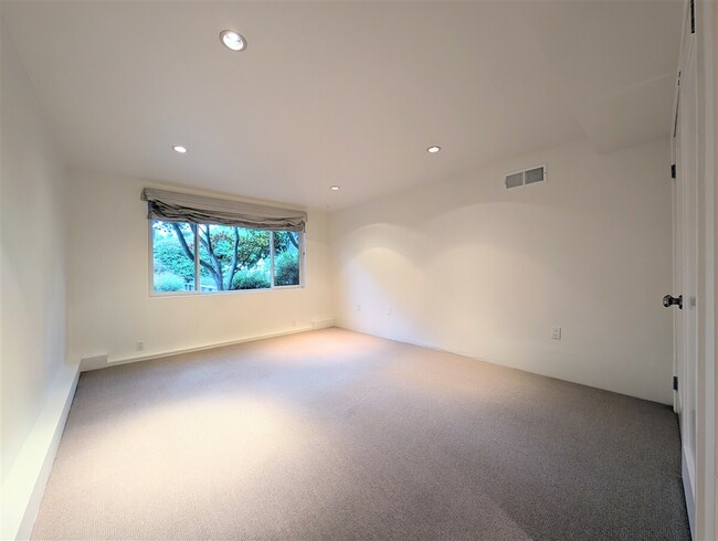 Building Photo - 10 Idalia Ct
