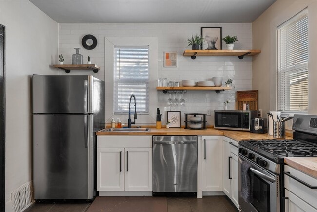 Building Photo - 340 E Clarence St