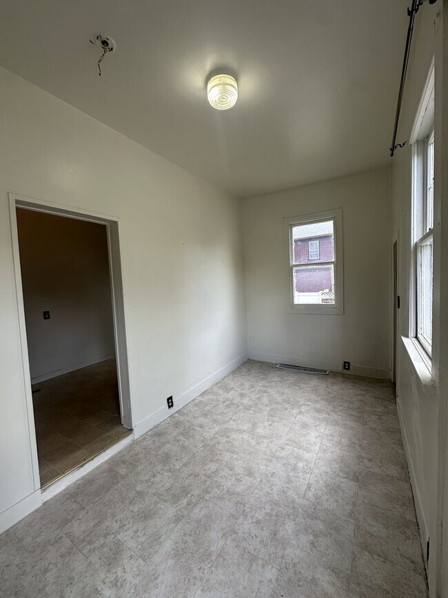 Building Photo - 626 S 7th St