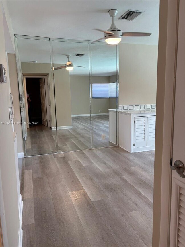 Building Photo - 1005 S 17th Ave