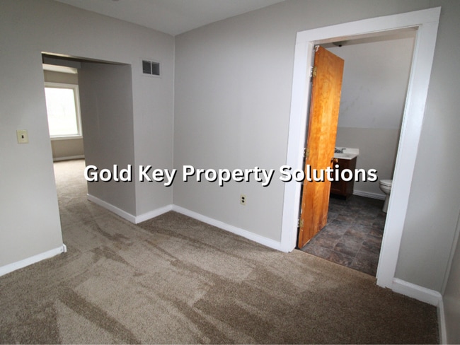 Building Photo - 4 BR 1.5 BA House with Central Air and Covered Porch (SECTION 8 APPROVED)