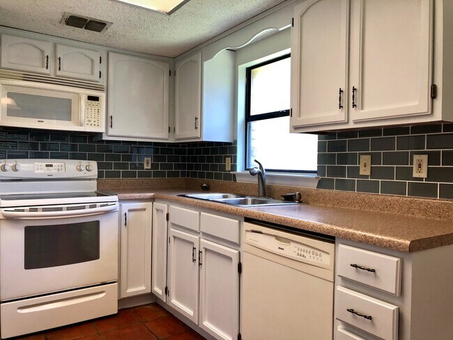 Building Photo - 6726 Country Field Dr