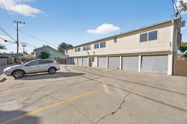 Building Photo - Gorgeous 2 Bedroom inside Gated Community! Close to Beach