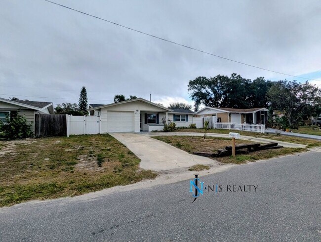 Building Photo - REDUCED!! NEW FLOORS, NEW PAINT INSIDE & OUT.. 2/1/1 with a bonus room! just minutes from downtow...