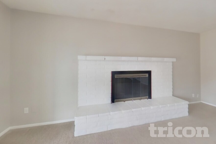 Building Photo - 3849 W Poinsettia Dr