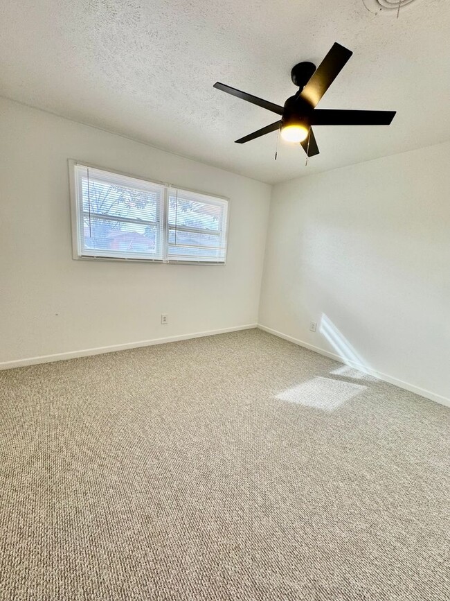 Building Photo - Newly Remodeled 3 bed 2 bath