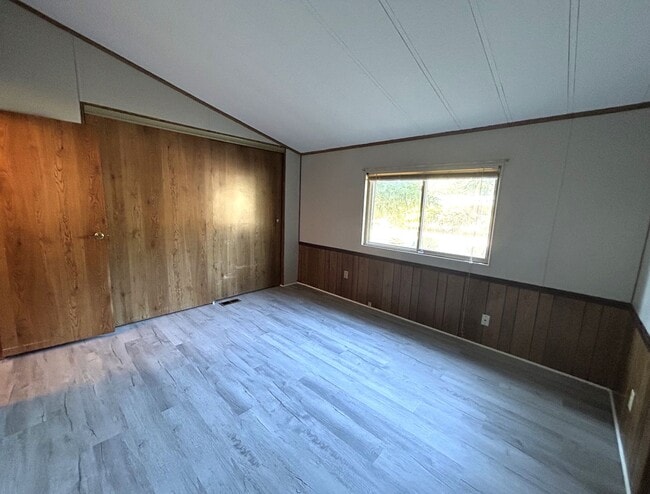 Building Photo - 2 bedroom 2 bath with large front & back y...
