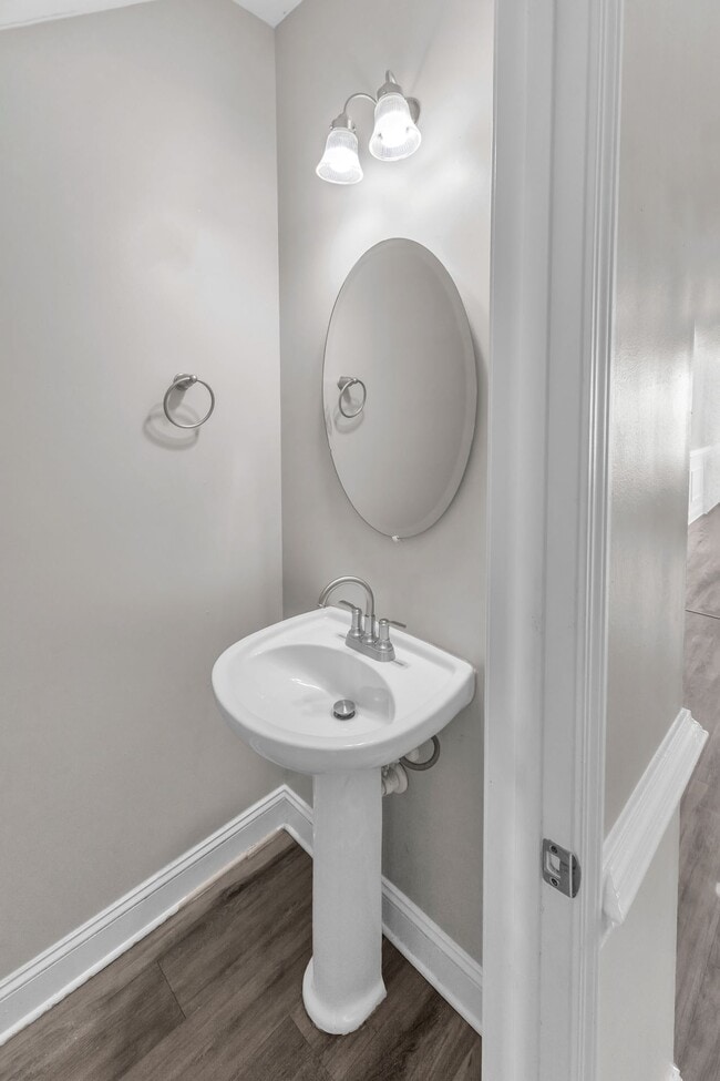 Building Photo - Spacious 3 bedroom 2.5 bath Townhome with 1 car garage - Close to Nexon/Carnes