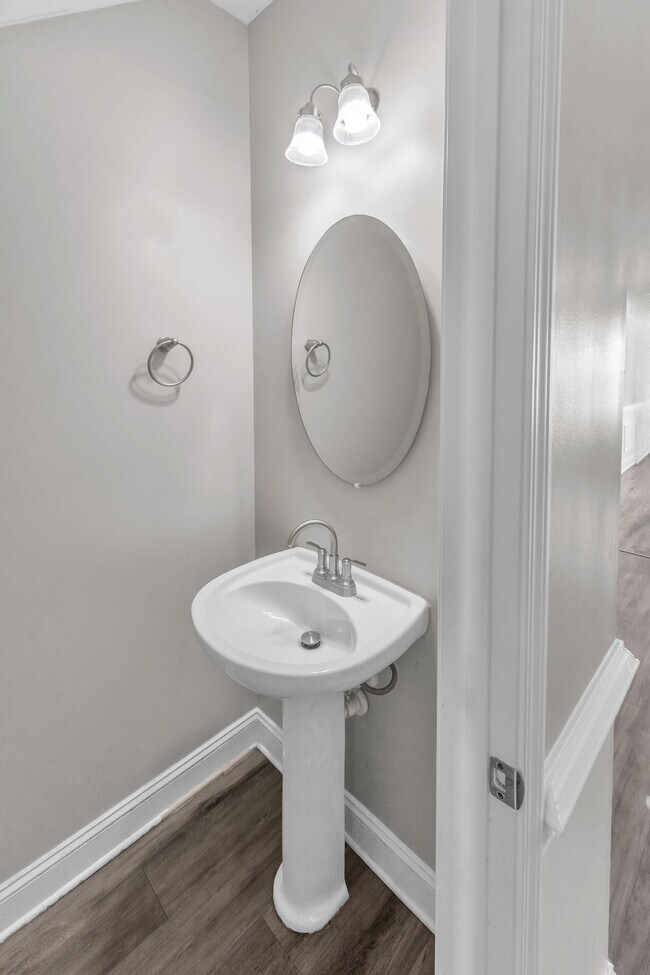 Building Photo - Stylish 3-Bedroom Townhome with Exclusive December Offer