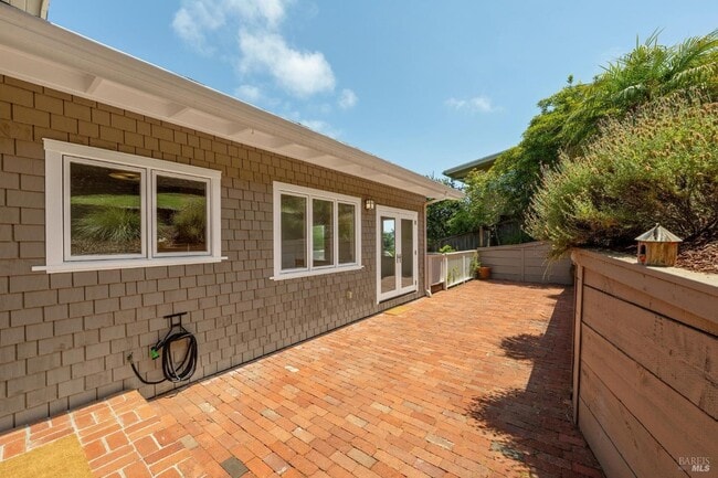 Building Photo - 125 Bayview Ave