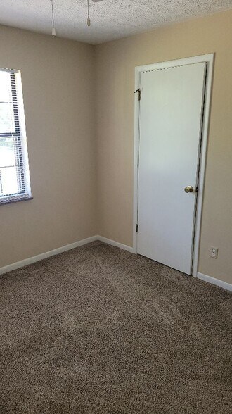 Building Photo - 912 E Inskip Dr