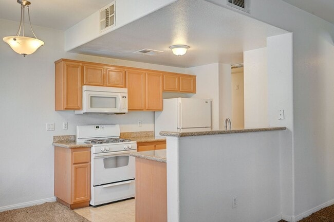Building Photo - Charming 3-bed, 2-bath Downstairs Unit