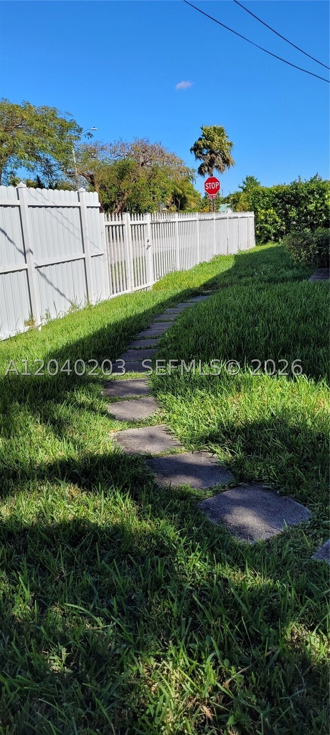Building Photo - 5200 SW 89th Pl