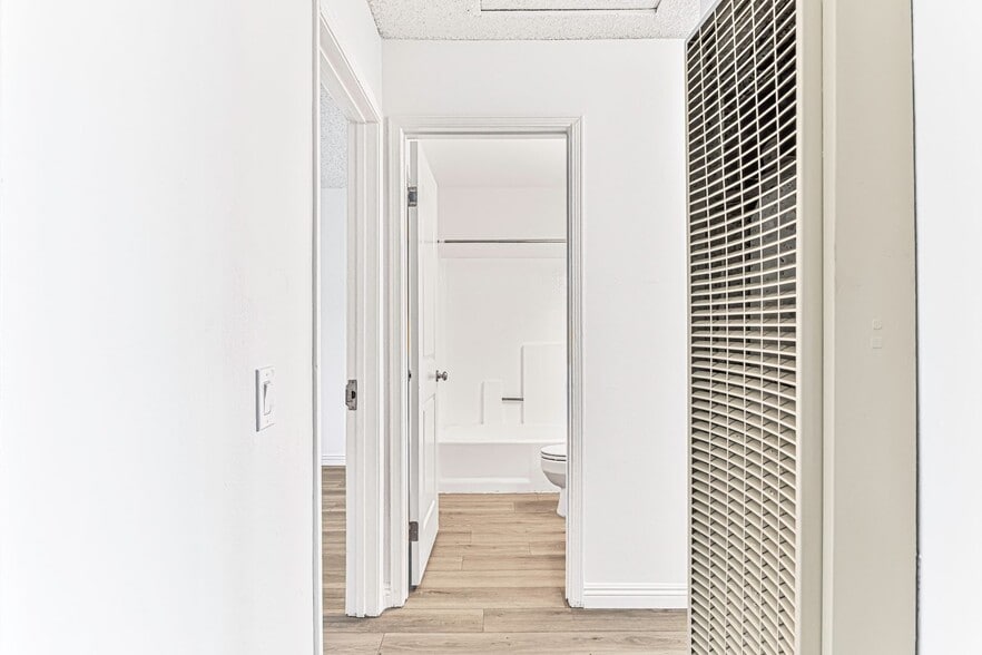 Building Photo - 1070 Loma Ave