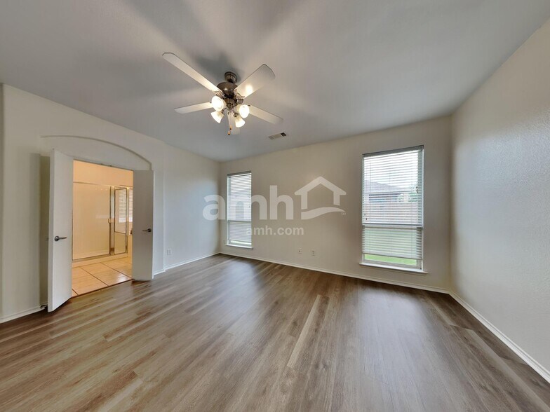Building Photo - 1105 Skylark Dr