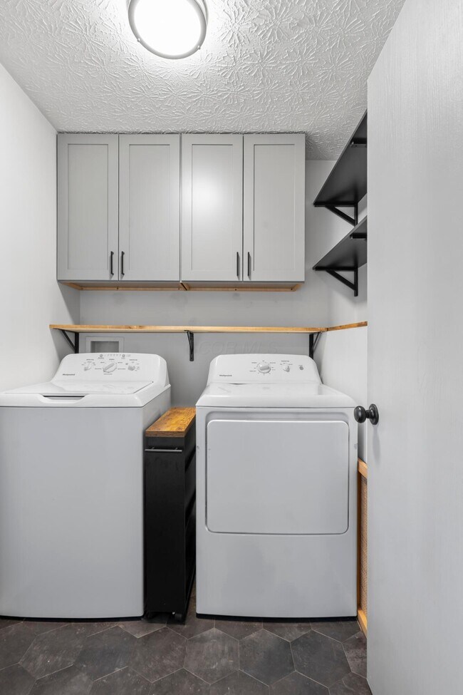 Building Photo - 2641 River Look Dr