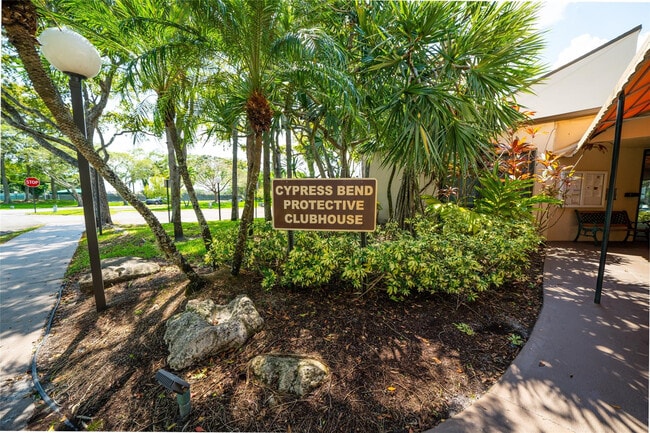 Building Photo - 2240 N Cypress Bend Dr