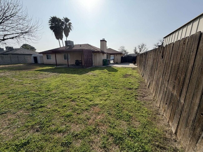Building Photo - Spacious Single-Story Home with Large Yard & Classic Charm