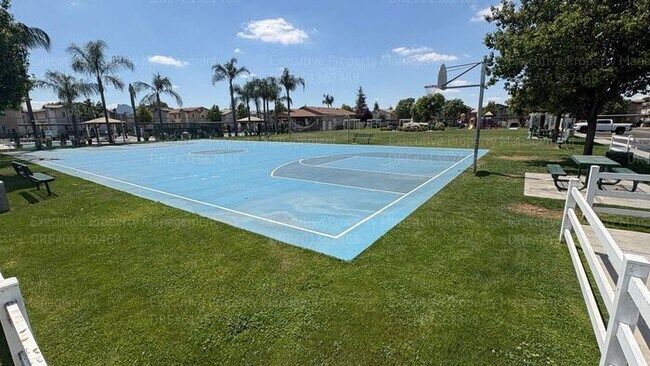 Building Photo - 2 bedroom 1.5 bathroom townhome located in a gated community near Hosking Ave/ S. Union Ave