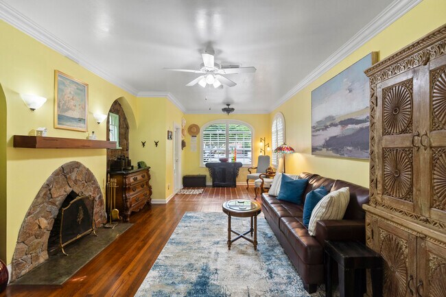 Building Photo - 614 SE 5th Ct