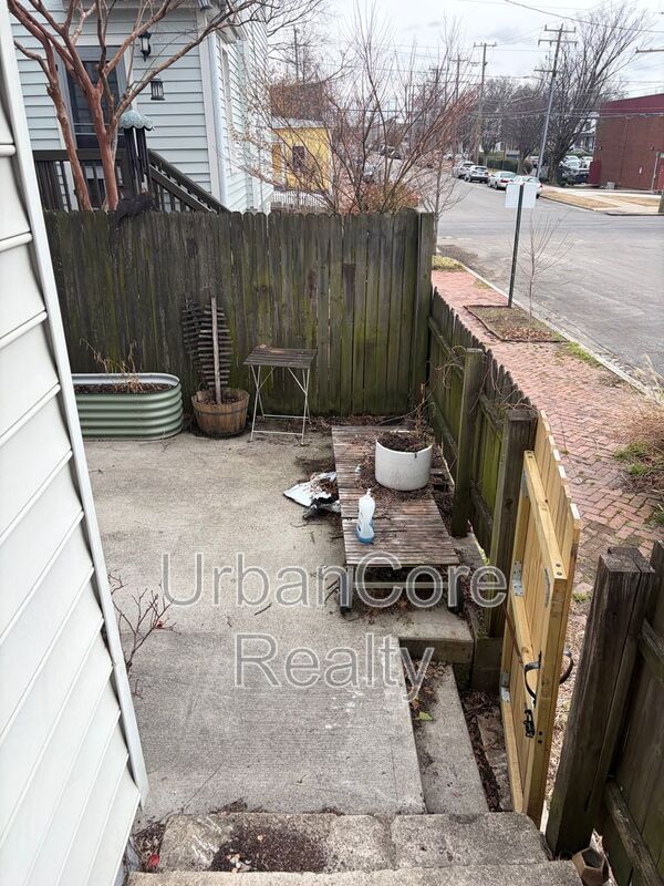 Building Photo - 2410 Cedar St