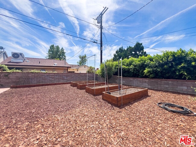 Building Photo - 626 Irving Dr