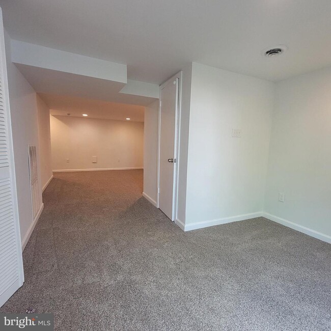 Building Photo - 8235 Tomlinson Ct