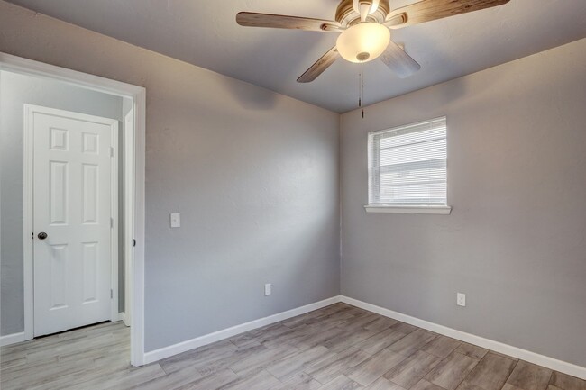 Building Photo - This Cute and Cozy 4 Bed, 2 Bath Home is Available now!!